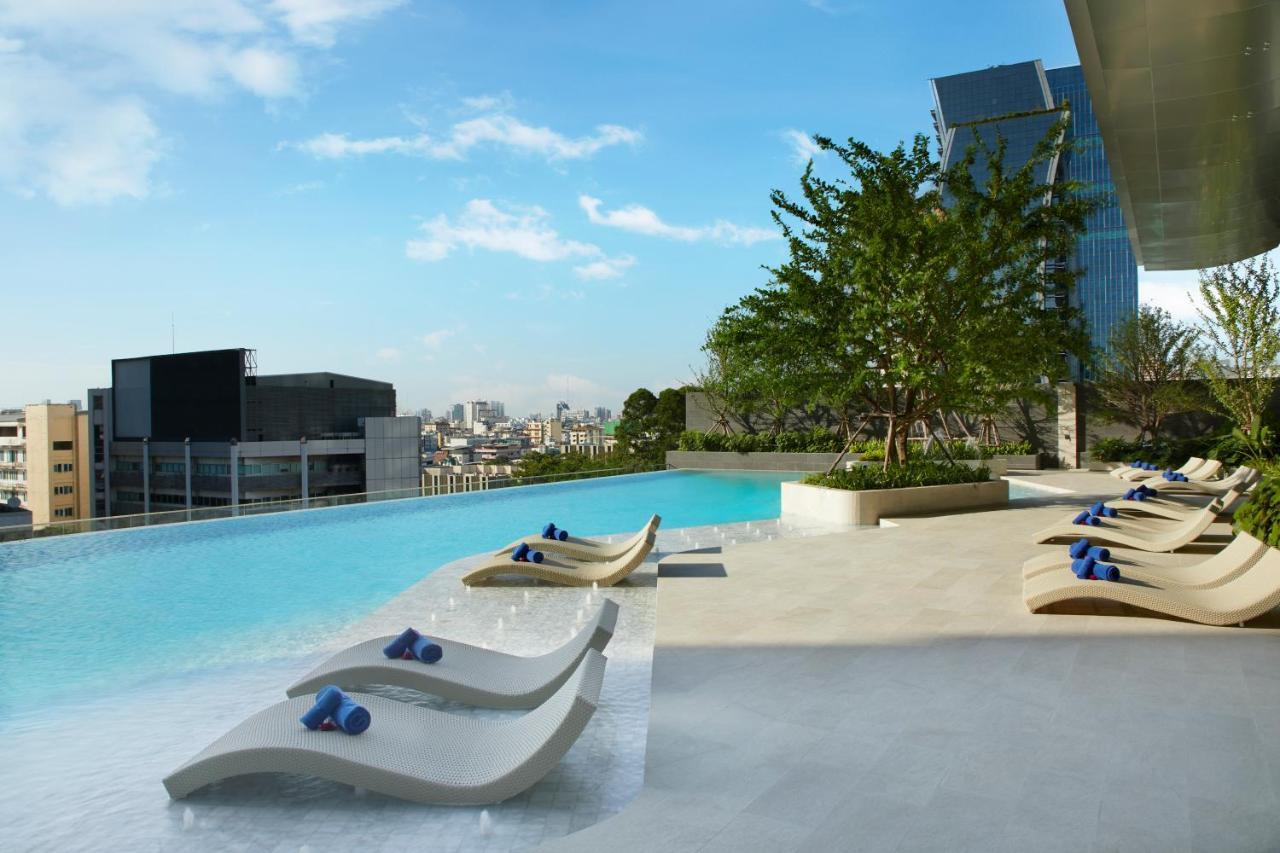 Somerset Rama 9 Bangkok Eksteriør billede The pool at the 1018